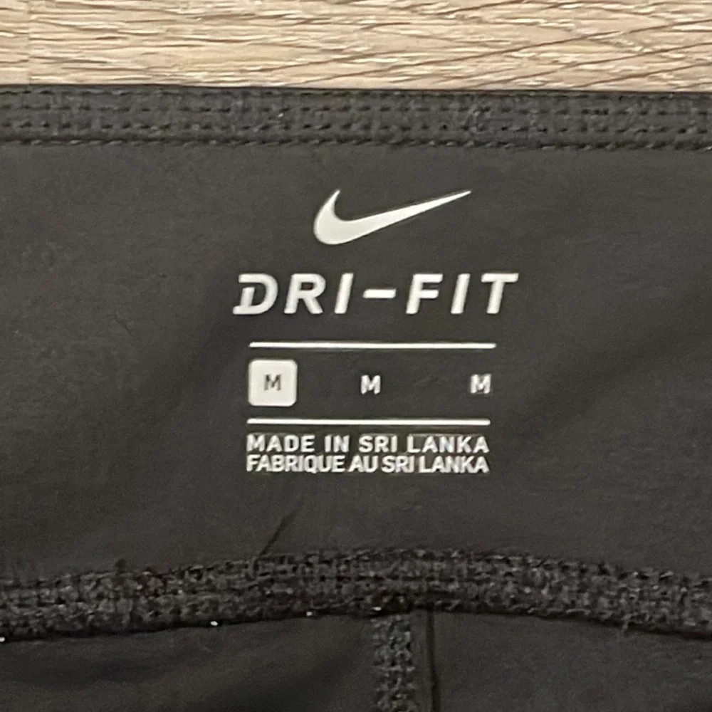NWT. The Nike Power Pocket Hyper Tight Fit Crop Tights
